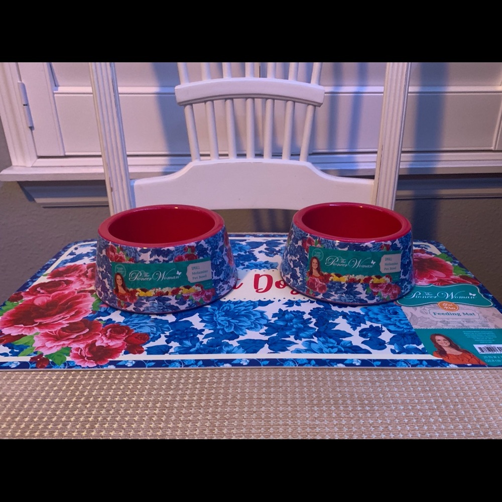 COPY - Pioneer woman Dog Bowls & Mat